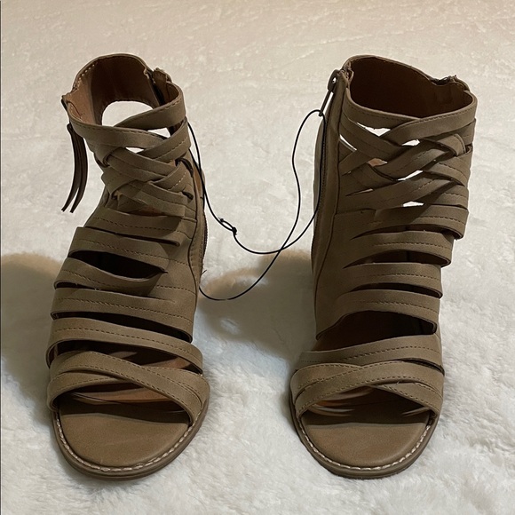 Universal Thread Strappy Block Heels - Picture 2 of 14